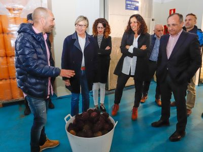 La cofradía de pescadores de Cangas evalúa las necesidades del sector con la conselleira do Mar