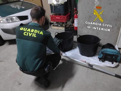 La Guardia Civil intercepta en la playa de Beluso a un furtivo con 15 kilos de sepias