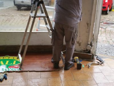 Comerciantes del casco vello de Cangas se plantean rondas nocturnas ante la oleada de robos