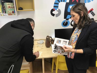 La conselleira fan de Luis Davila lo conoce durante la inauguración de la biblioteca del cole A Torre-Cela