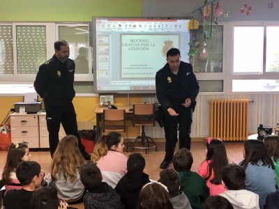La Policía Nacional de Marín imparte charlas en los colegios para fomentar la educación en valores y evitar el bulling y el ciberbulling