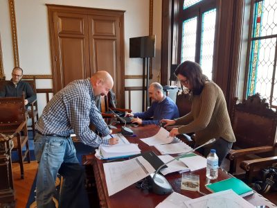 Os veciños firman as actas de levantamento para a ocupación dos terreos expropiados da senda Coirados-Pardavila