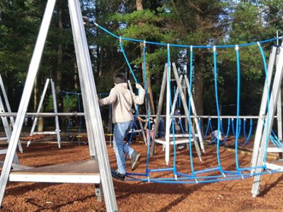 El Lago de Castiñeiras recupera su carácter familiar con la instalación de dos parques infantiles