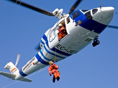 Traslado en helicóptero un hombre desaparecido desde ayer tras caerse del caballo en el monte de Aldán