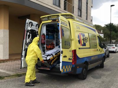 El personal del centro de salud de Cangas y del 061 demandan más material de autoprotección para trabajar con seguridad