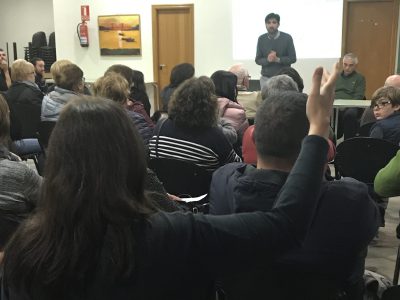El ANPA O Piricoto de Domaio presenta en el Concello el escrito y las 575 firmas pidiendo que se «desista» del Camino Escolar Seguro