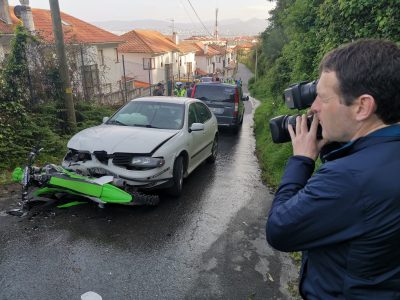 Dos hermanos de Cangas mueren al chocar su moto contra un coche