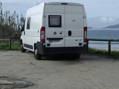 Unha autocaravana “atrapada» na Praia de Nerga