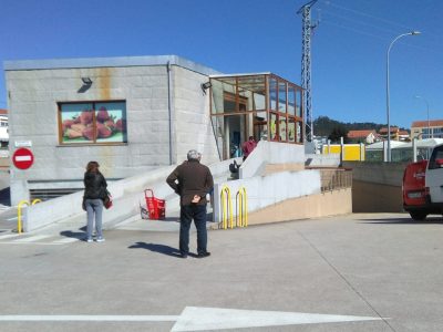 Supermercados de Cangas fan marcas no exterior para situar á xente na cola e garantir a distancia