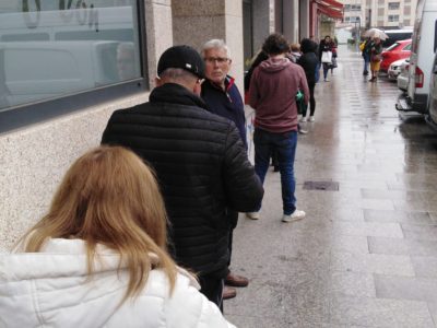 Colas con número y 20 minutos de espera para entrar al Carrefour Market de Moaña