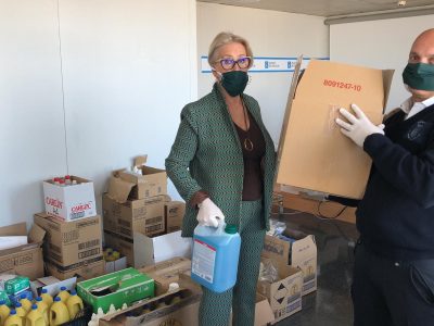 La Xunta reparte entre los concellos del área de Vigo un primer envío de 20.000 pares de guantes y 2.000 mascarillas