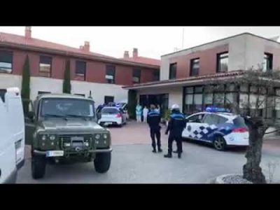 «Resistiré» a las puertas de la residencia de Aldán