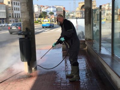 La empresa  Disgatok se suma de forma altruista a la brigada para la desinfección de las calles de Marín