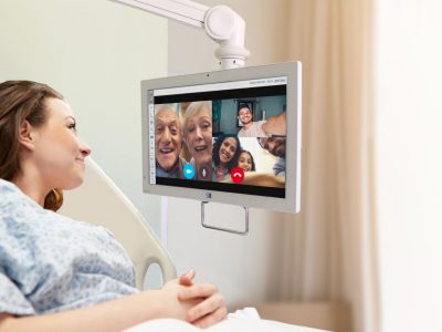 Los pacientes con Covid-19 ingresados en Povisa podrán comunicarse gratis desde mañana por videoconferencia
