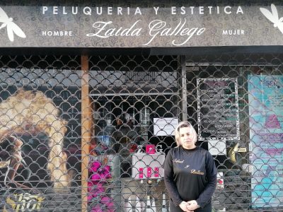 Zaida Gallego, peluquera de Marín a la que su casero le perdonará el alquiler del local hasta que vuelva a abrir: «Me eché a llorar, es un alivio»