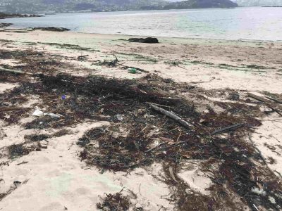 Moaña no limpiará las playas hasta la temporada estival aunque permite a los niños su uso durante las salidas