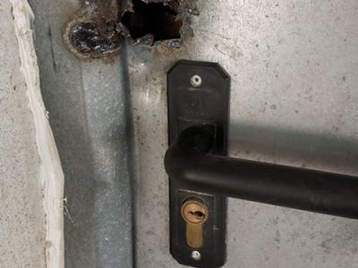 Denuncian que han roto la puerta de los vestuarios de la escuela de fútbol de Montecarrasco para ducharse