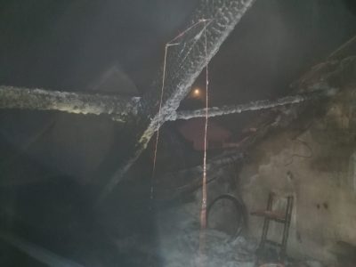 Herido el propietario de una vivienda incendiada en Abelendo