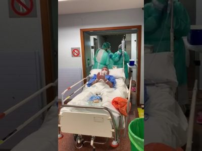 Un veciño de Nerga sae da UCI entre aplausos dos sanitarios