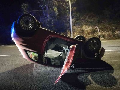 Ileso el conductor de un coche que volcó en A Borna (Moaña) y que dio positivo en el test de alcoholemia