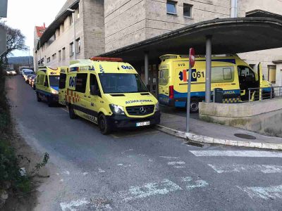 Un trabajador de las ambulancias del 061 de Cangas, también aislado