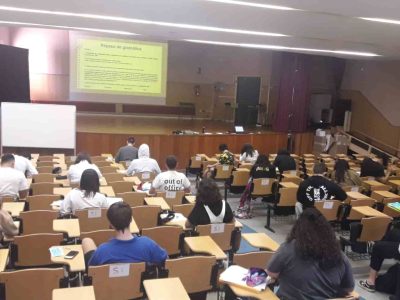 Escasa asistencia a los institutos de Cangas y Bueu y ganas de volver a los de Moaña y Marín