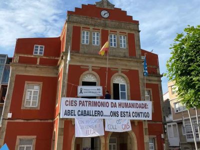 Continúa el encierro en el Concello de Bueu con Abel Caballero «colgado» de la fachada