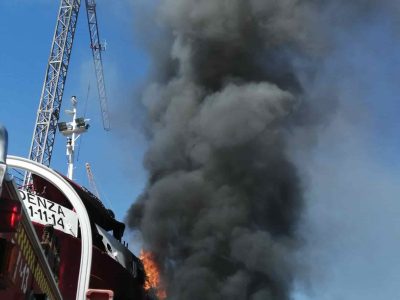 Incendio sin heridos en una lancha a punto de entregar en el astillero A Xunqueira