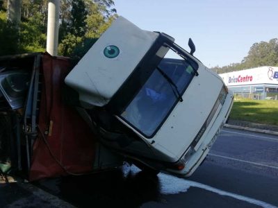 Un camión de chatarra vuelca en la rotonda de A Portela