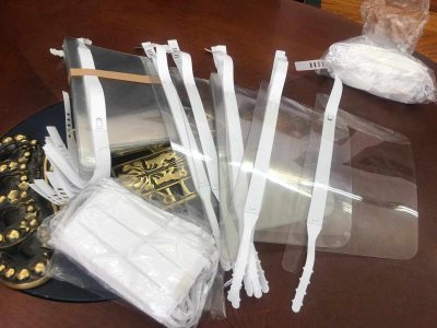 El Concello reparte material de protección en los comercios de Marín