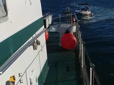 Una embarcación se queda sin motor entre A Borna y Domaio y sus tres tripulantes piden ayuda al 112