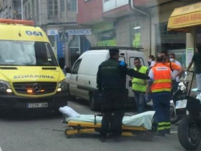 Herido un hombre en un accidente entre una furgoneta y una moto en el centro de Bueu
