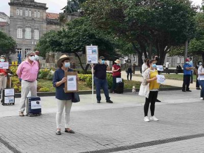 Un centenar de agentes de viajes protestan frente a la Subdelegación del Gobierno en Pontevedra