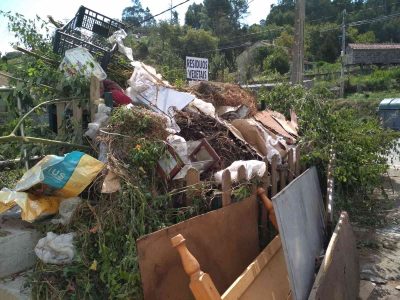 Aparecen los muebles de una casa en un compostero para restos vegetales de O Hío