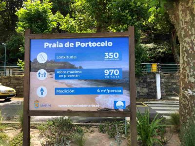 Marín coloca los carteles informativos de aforos en sus playas y mejora los servicios