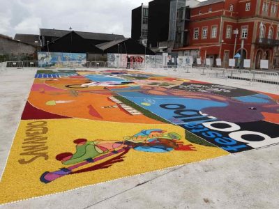 Así quedó la alfombra gigante de la Plaza de Massó en Bueu