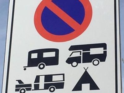 Portos instalará señales con la prohibición de aparcar autocaravanas en el muelle de Aldán