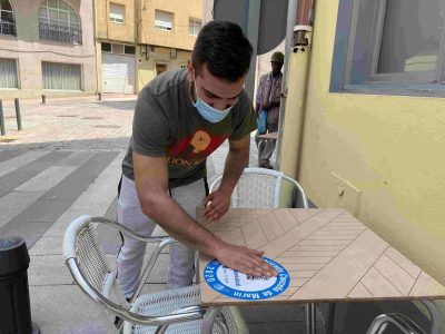 Reparto de adhesivos con códigos QR para las mesas y una banda con las medidas recomendadas de las terrazas por el Covid19