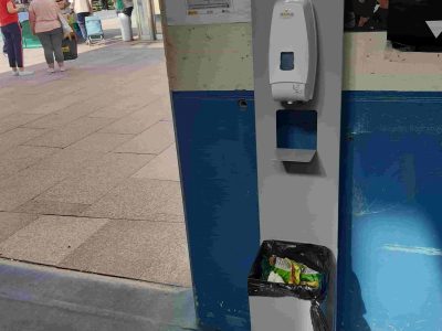 Bueu instala diez estaciones higienizantes en los accesos a los edificios públicos
