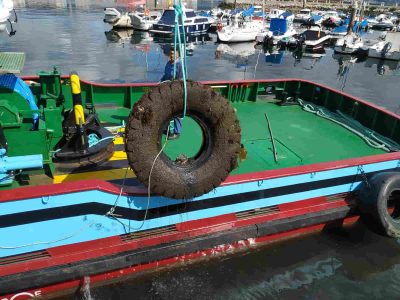 Neumáticos, piezas de coches, aparejos, restos de embarcaciones…. la basura submarina del paseo Alcalde Blanco