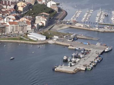 Instalan los módulos del dique de abrigo del muelle de A Mosqueira