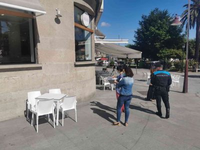 Ronda por las terrazas de Marín para asegurarse de que cumplen las medidas de la «nueva normalidad»