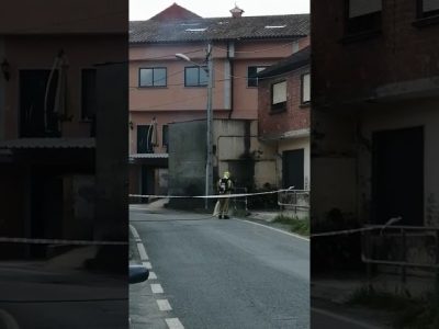 Cortocircuito en un poste anexo a una vivienda de Domaio