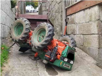 Susto al volcar un tractor en Marín