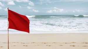 Bandera roja en la playa de Menduiña por fecales
