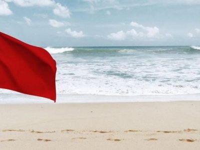 Un vertido de fecales en Liméns obliga a acotar parte de la playa y a izar la bandera roja