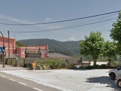 Un coche acaba en el tejado de la casa del vecino en Cangas