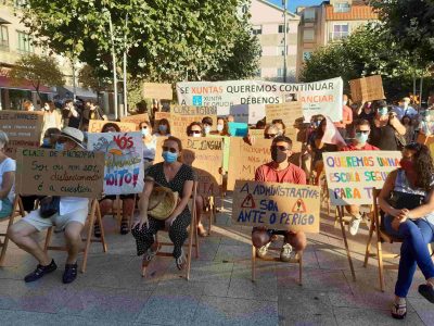 Profesores de Bueu trasladan sus clases poscovid a la plaza del Concello