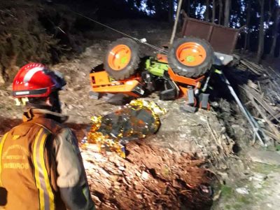 Un vecino de Vilaboa de 73 años muere al volcar el tractor que conducía