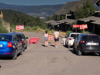 Vecinos de la urbanización Golf Domaio instalan vallas para impedir el paso de los coches que visitan la Poza da Moura